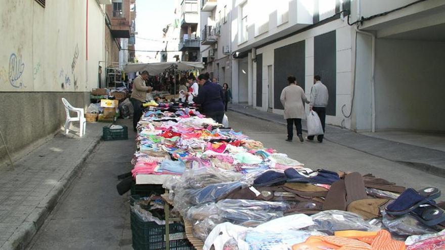 Los vendedores ambulantes piden que el mercadillo semanal de Coria esté al completo