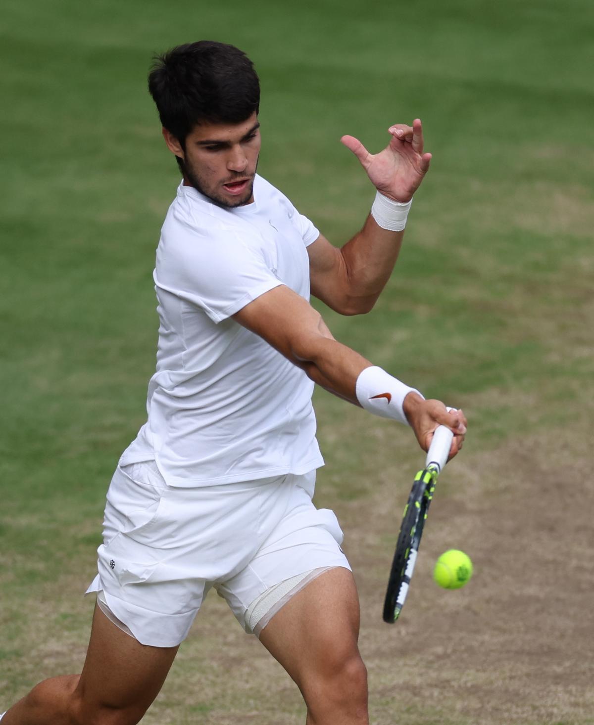 Wimbledon (United Kingdom), 16/07/2023.- Carlos Alcaraz of Spain in action during the Men’s Singles final match against Novak Djokovic of Serbia at the Wimbledon Championships, Wimbledon, Britain, 16 July 2023. (Tenis, España, Reino Unido) EFE/EPA/ISABEL INFANTES EDITORIAL USE ONLY