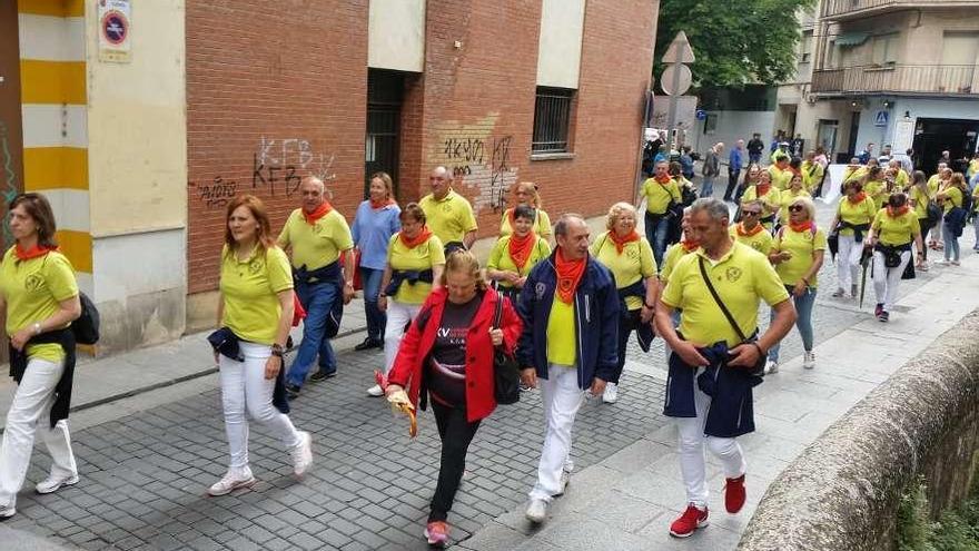 Integrantes de la Asociación Benaventana del Toro Enmaromado (ABTE) desfilando en Cuenca.