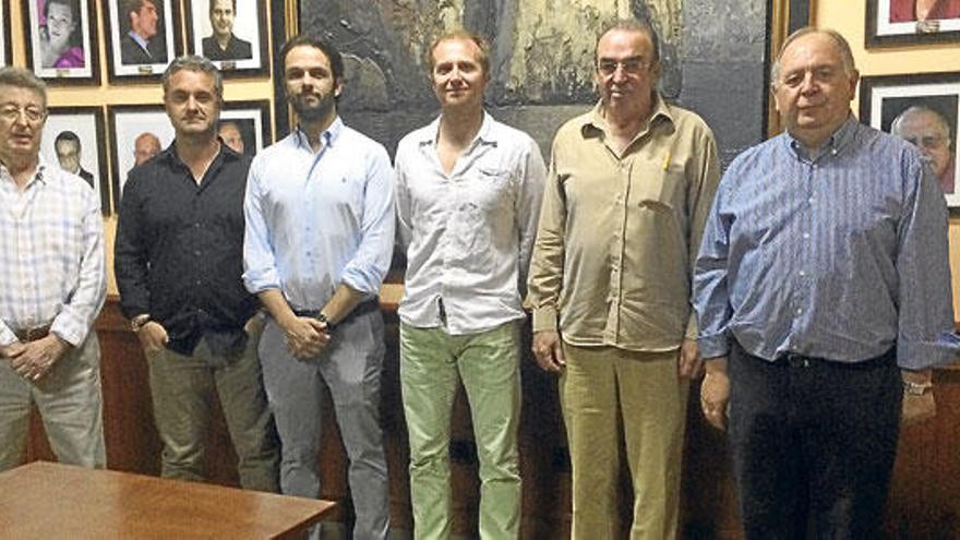 Pilotos junto al presidente de s´Agrícola (dcha.) justo antes de la mesa redonda.