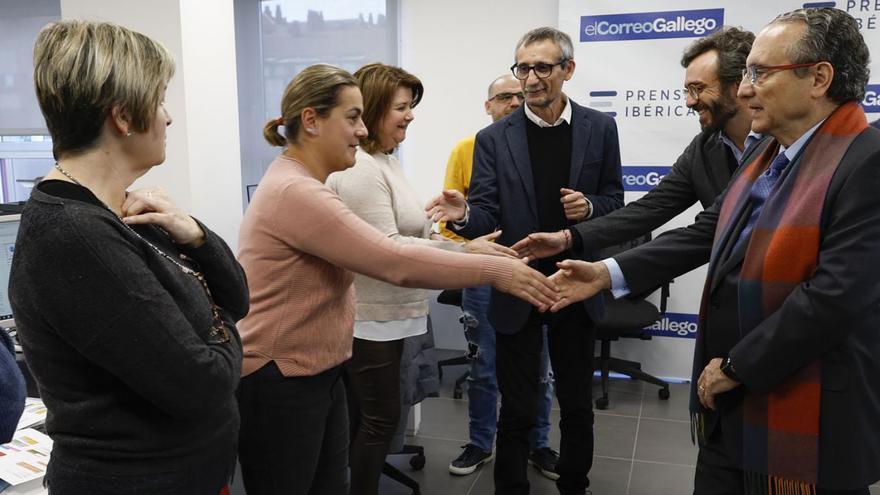 El presidente de Prensa Ibérica, Javier Moll, junto al consejero delegado del grupo, Aitor Moll, saluda a parte de la plantilla de El Correo Gallego en su visita a las nuevas instalaciones del periódico.   | // R. GROBAS