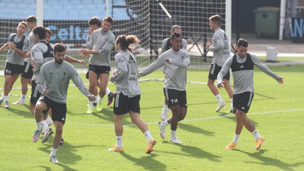 Óscar García dirige a sus jugadores en Balaídos antes de disputar este sábado su primer partido del curso como local.