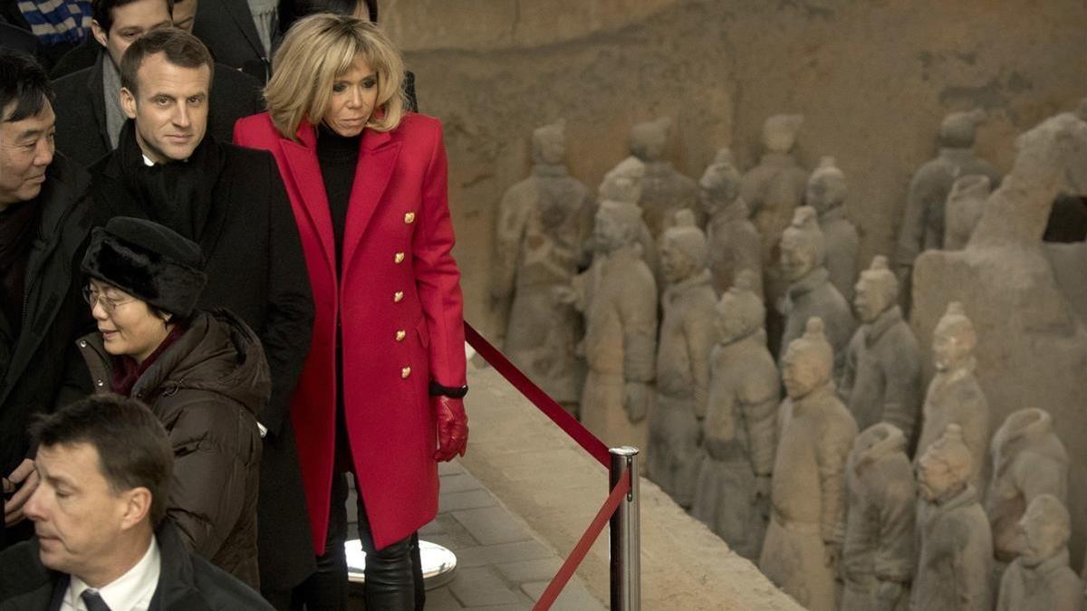 Macron y su esposa, Brigitte, visitan el museo de los guerreros de Xian