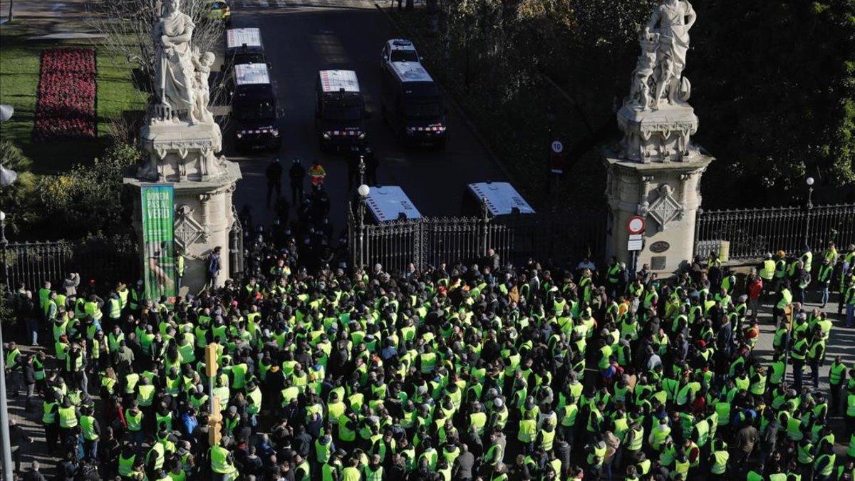 Taxistas en huelga, a las puertas del parque de la Ciutadella, protegido por los Mossos