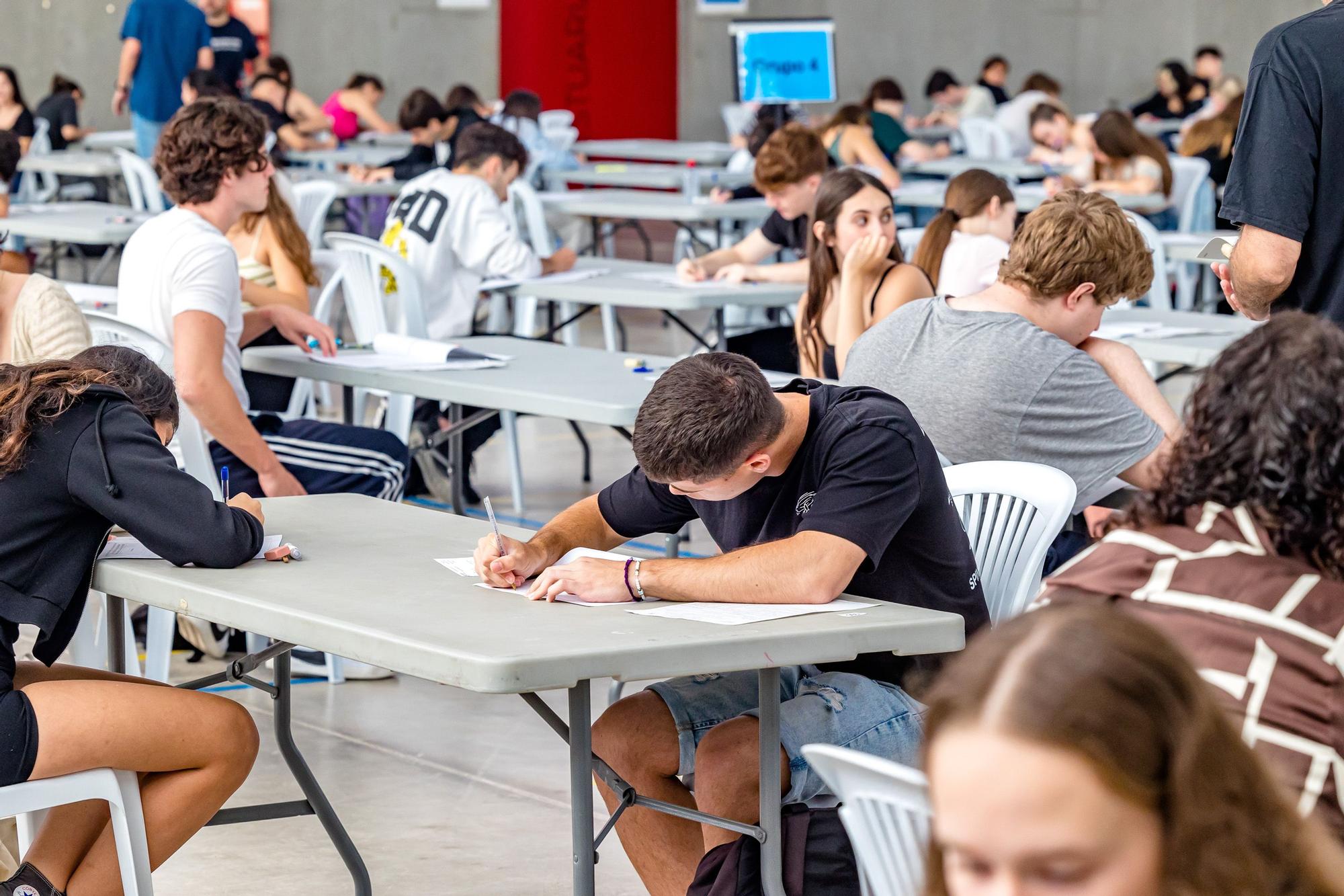 Arrancan las pruebas de acceso a la Universidad de 301 alumnos de Benidorm y La Nucia