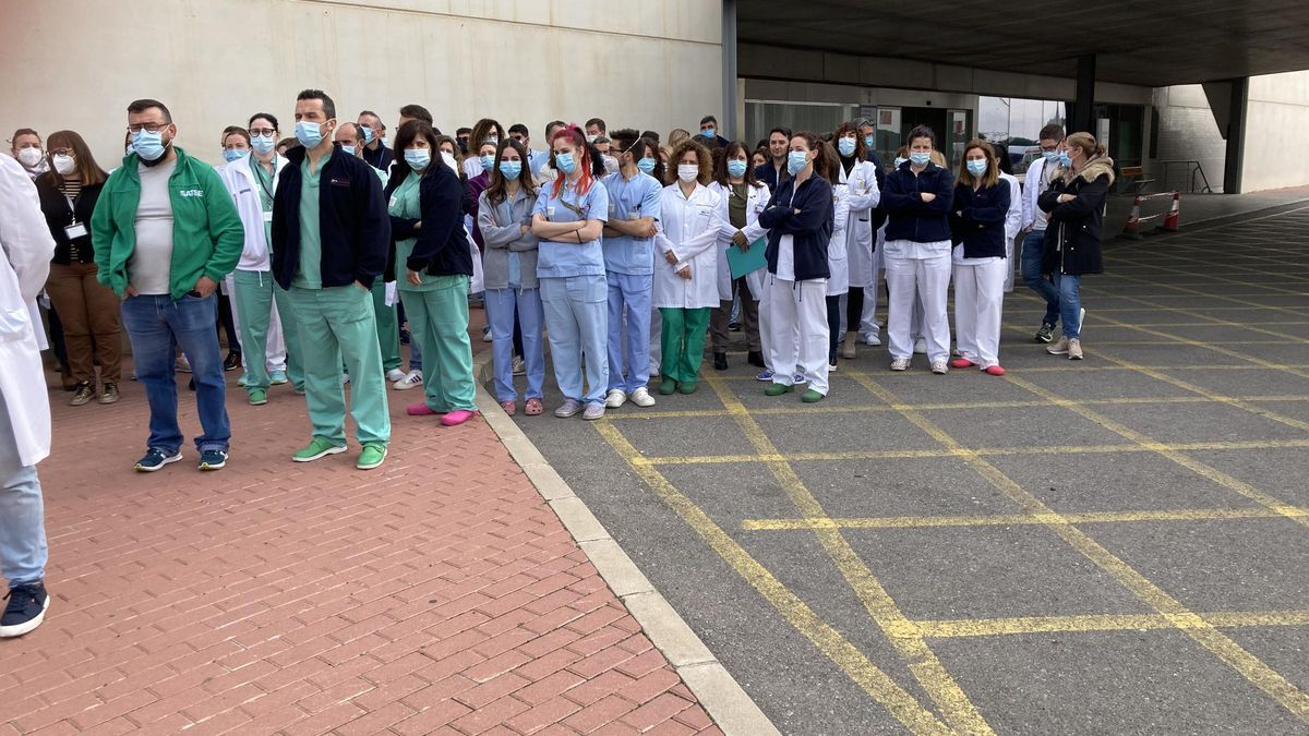 Concentración del personal del Hospital Universitario de Torrevieja junto al servicio de Urgencias