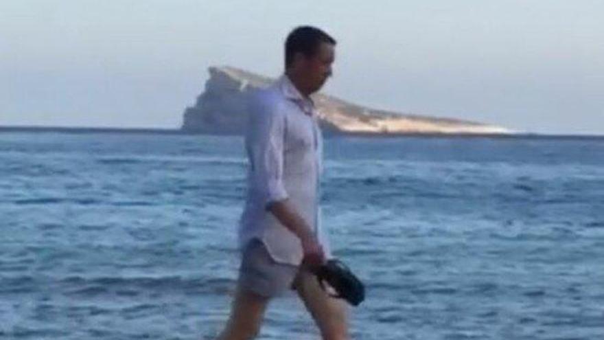 Eduardo Zaplana pasea por la la playa de Benidorm tras ser dado de alta