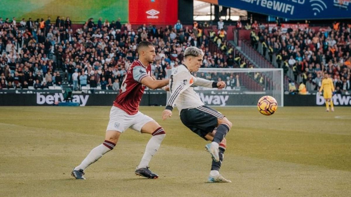Guido Rodríguez, durante un partido de Premier League contra el Manchester United