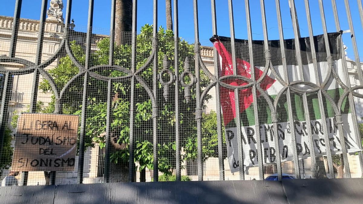 Pancartas en apoyo al pueblo palestino en la fachada del Rectorado de la Universidad de Sevilla