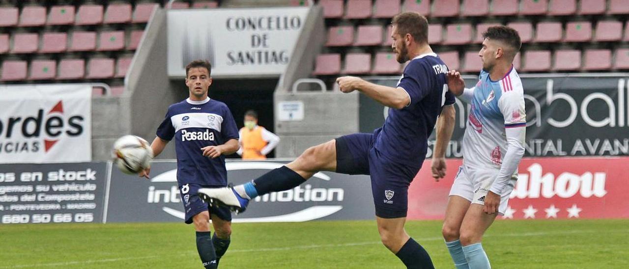 Trabanco se adelanta a un rival para golpear el balón en presencia de César Suárez. | Área 11