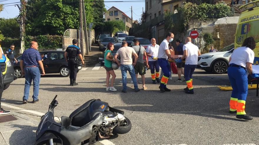 Dos heridos en una colisión entre una moto y un coche en Vigo