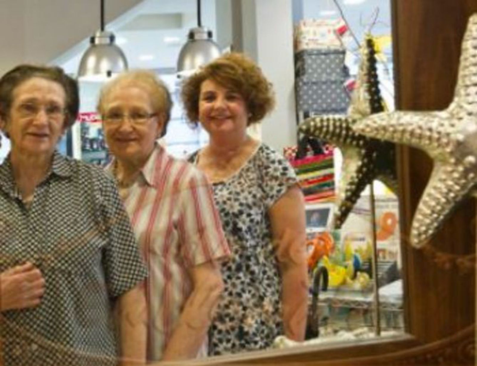 Les germanes Maria i Rosa Alegrí Palomer amb Carme Isern Alegrí, continuadora del negoci familiar.