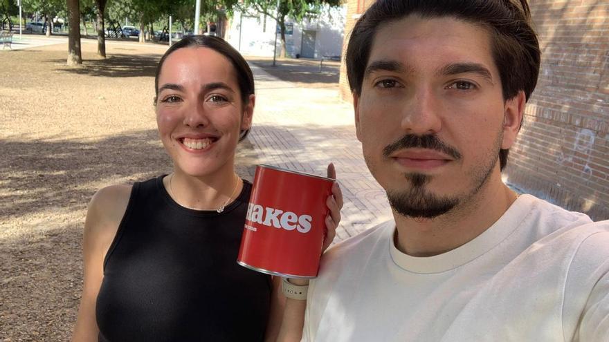 Más de un centenar de jóvenes toman la plaza Alta de Badajoz para encontrar el regalo escondido del &#039;influencer&#039; Nil Ojeda