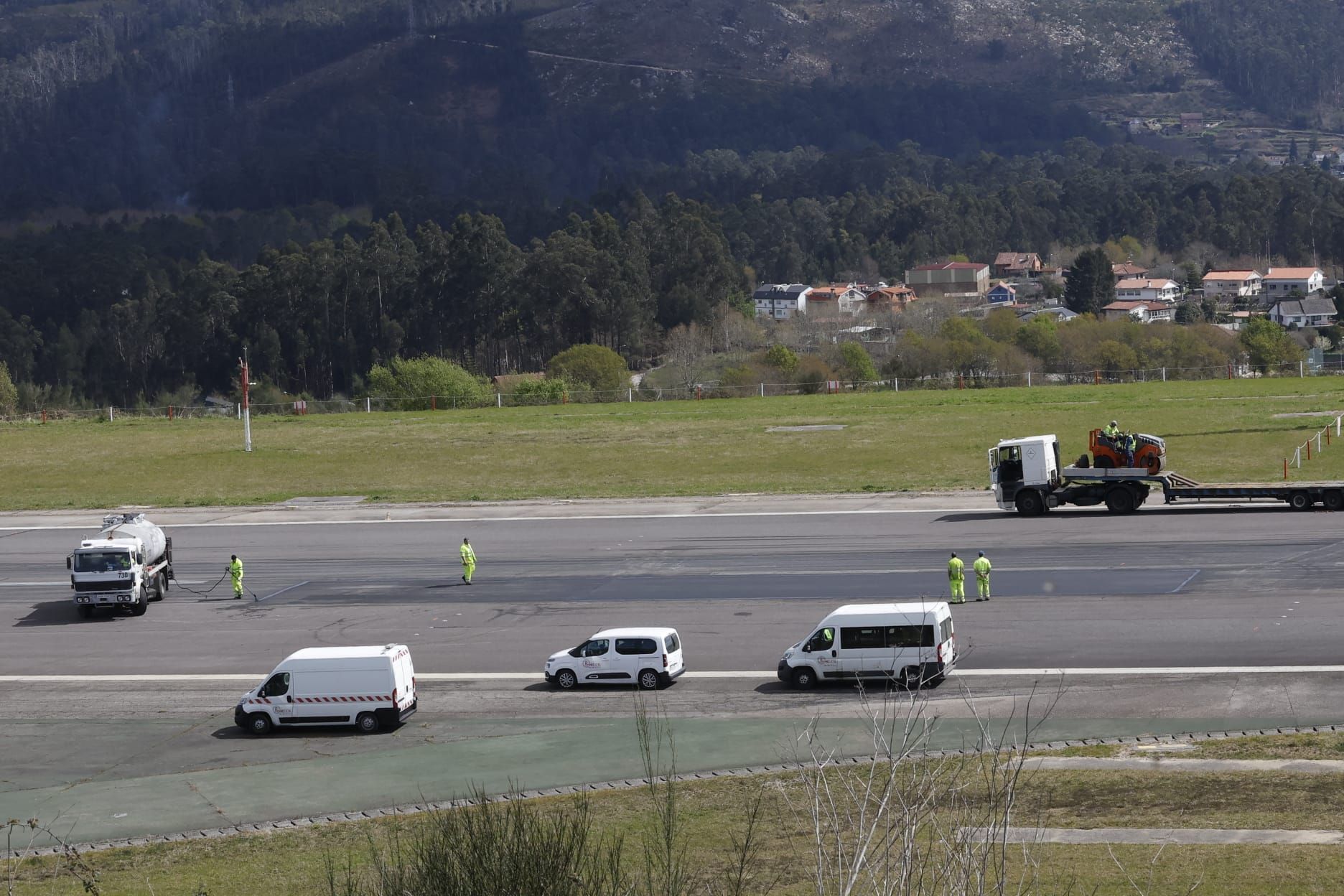 Asfaltan el socavón que obligó a cerrar el aeropuerto de Vigo