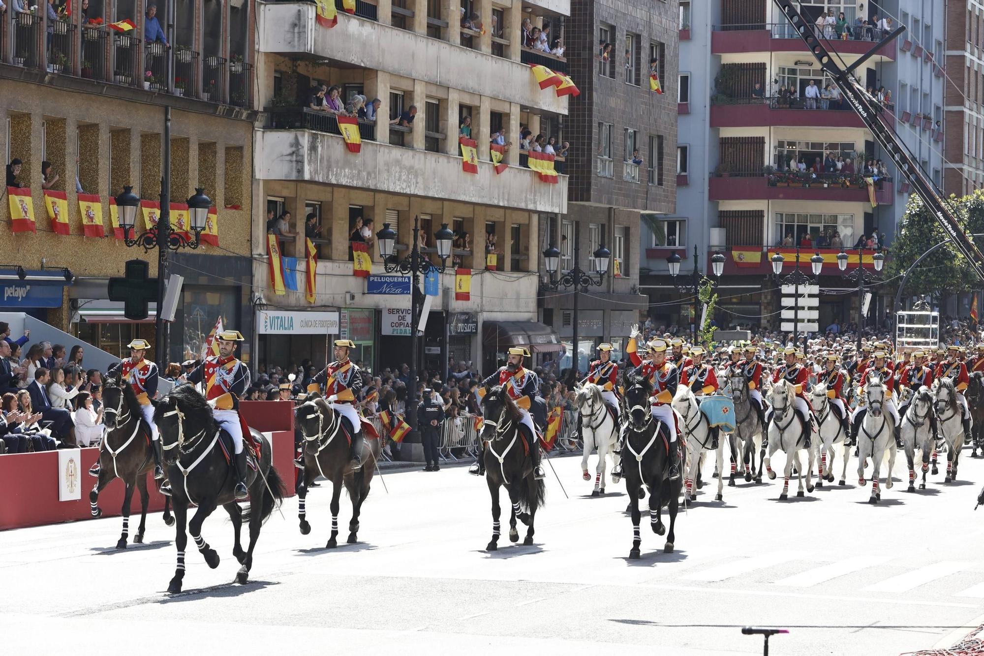 EN IMÁGENES: Así fue el multitudinario desfile en Oviedo por el Día de las Fuerzas Armadas