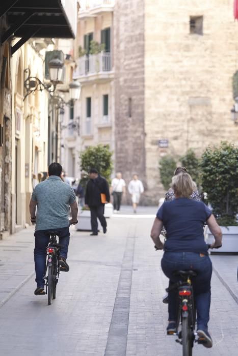 Bicis y peatones toman la calle Serranos.