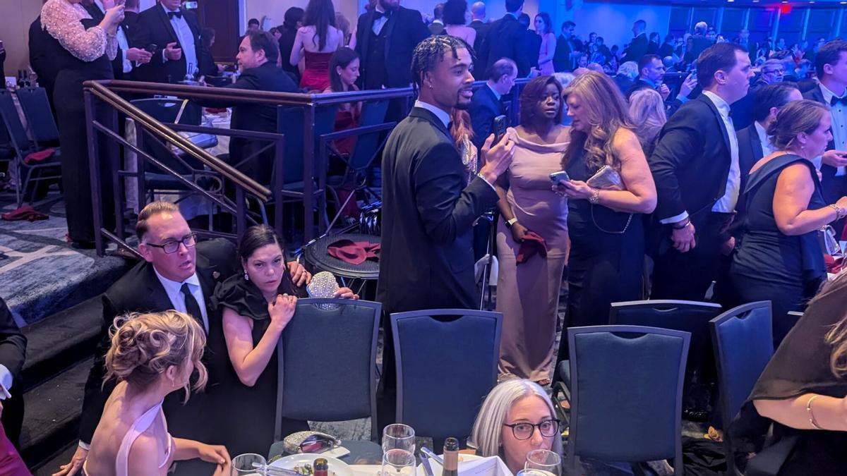 Personas reaccionan tras escuchar disparos durante la cena anual de la Asociación de Corresponsales de la Casa Blanca (WHCA) este sábado, en Washington.