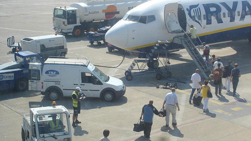 Un avió de Ryanair carregant querosè mentre els passatgers pugen a l&#039;aparell.