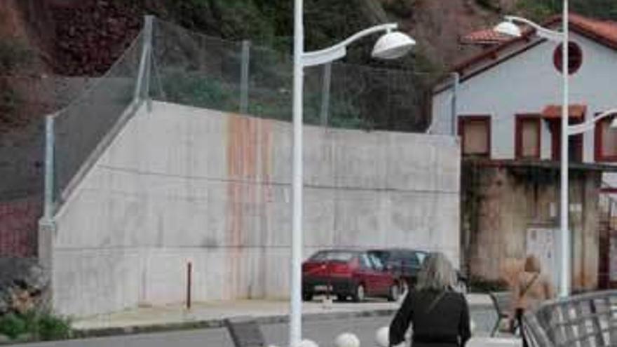 La parte de la ladera del argayo junto a la casa desalojada, sujeta por un muro de refuerzo.