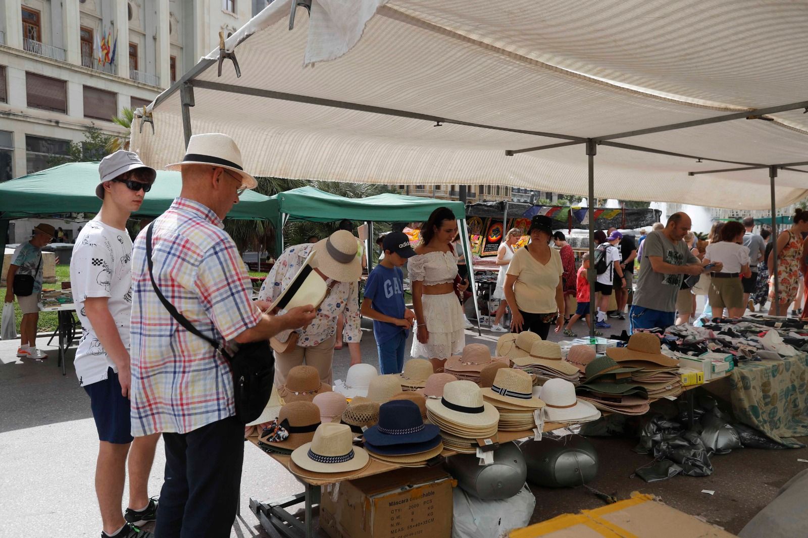 Las altas temperaturas no impiden el turismo en el centro de València