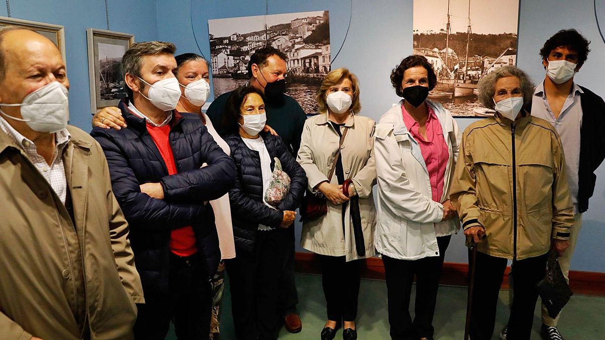 Pela izquierda, Jaime Sánchez, Adolfo González, Belén Hernández, Pilar González, Paco Cabeza, Pilar González, Sara Cabeza, Berta González y Juan Iglesias, esti día, na inauguración de l&#039;amuesa na planta baxa del Muséu Marítimu. | Mara Villamuza