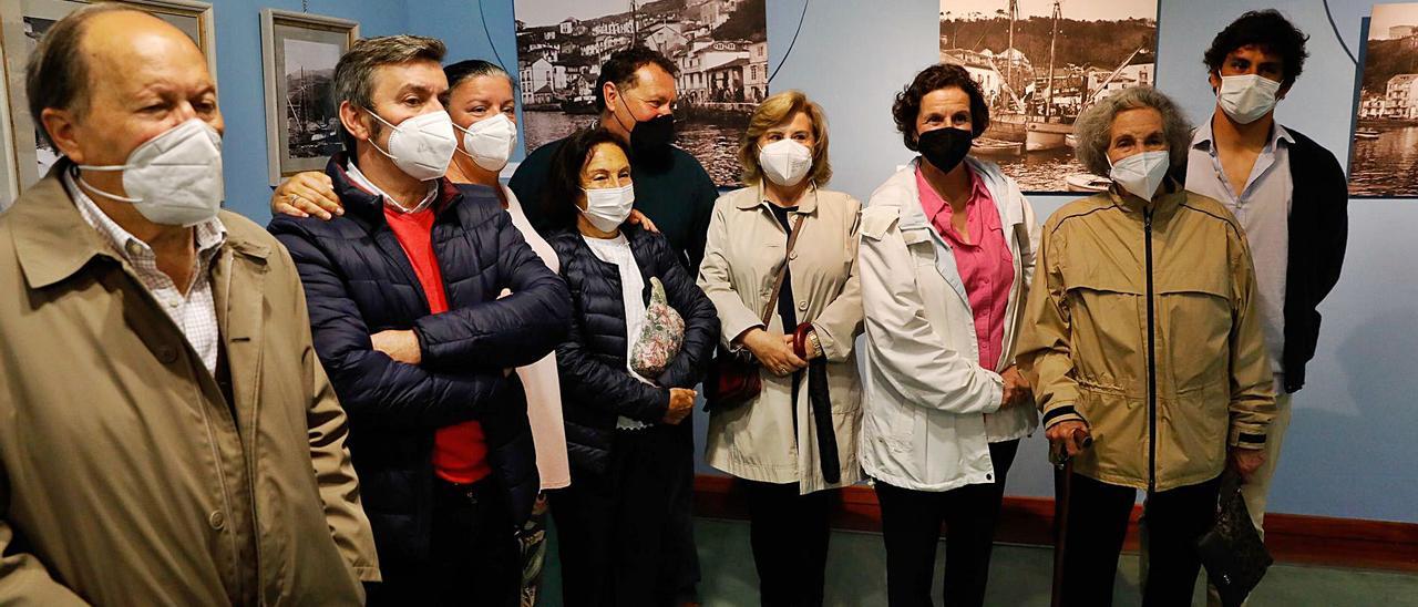 Por la izquierda, Jaime Sánchez, Adolfo González, Belén Hernández, Pilar González, Paco Cabeza, Pilar González, Sara Cabeza, Berta González y Juan    Iglesias, ayer, en la inauguración de la exposición en la planta baja del Museo Marítimo. | Mara Villamuza