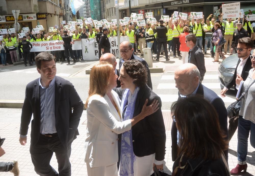 Protesta de Ence a las puertas de un mitin de Valerio en Pontevedra