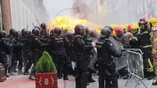 Libertad para el detenido por el lanzallamas en el choque entre bomberos y policías ante la Diputación de Ourense