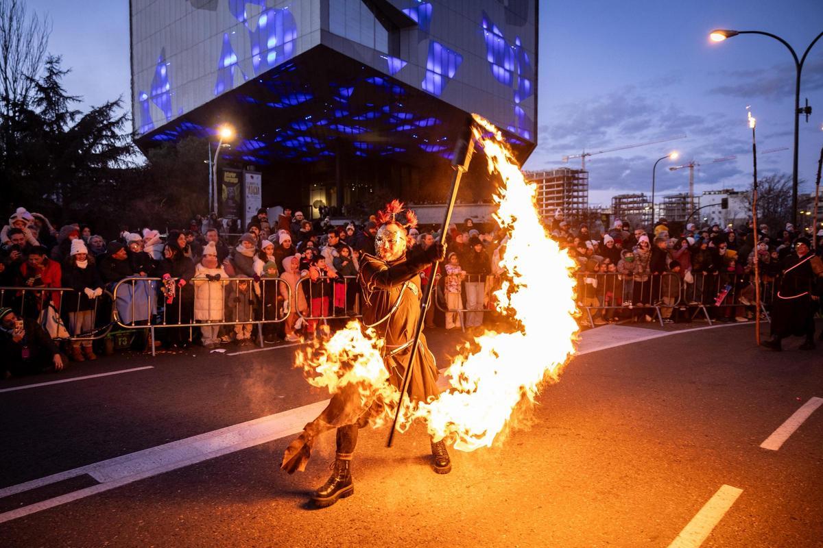 En imágenes | El frío de Zaragoza no puede con la ilusión de ver a los Reyes Magos