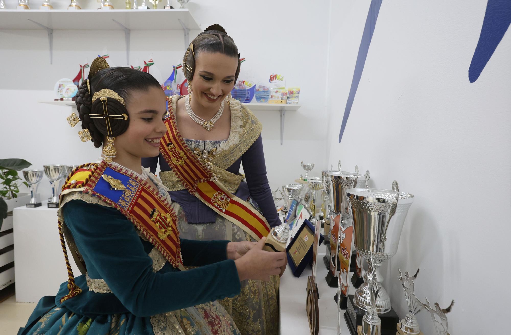 Paula le muestra a Laura el trofeo que ganó en una de sus competiciones.