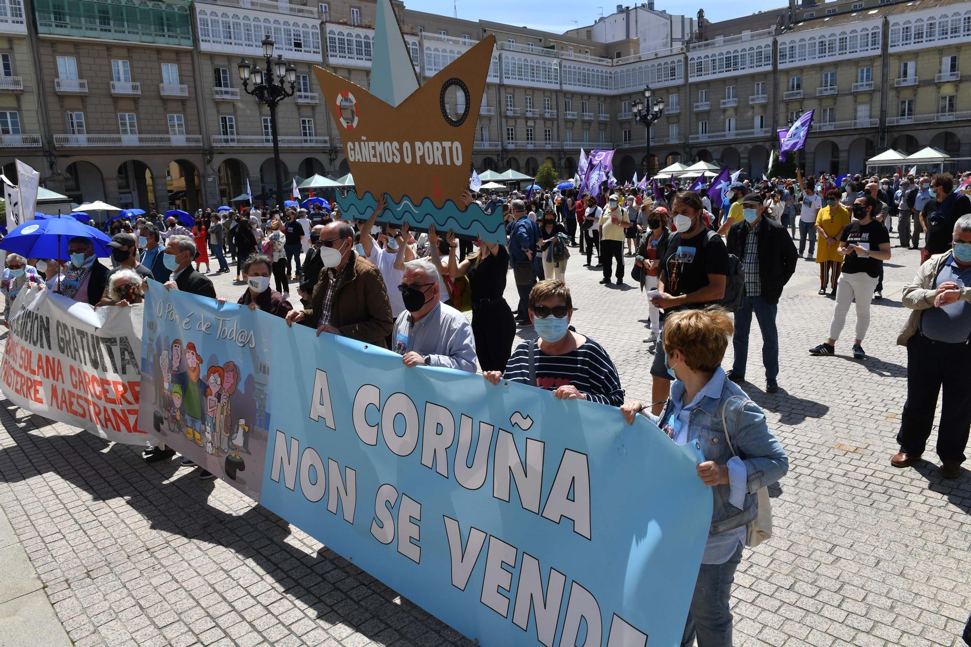 800 personas se manifiestan en contra de la venta de los muelles de A Coruña
