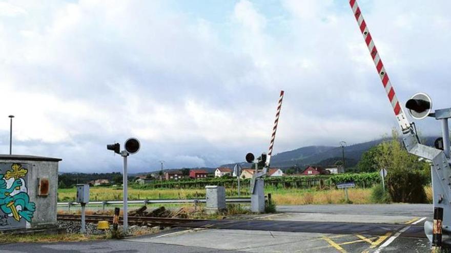 Paso a nivel de Castiñeiras, en Valga, uno de los que ADIF suprimirá  facilitando el paso de las vías con una estructura superior