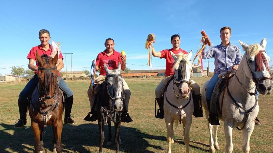 Participantes en la carrera de cintas a caballo de Muga de Alba. | Ch. S.