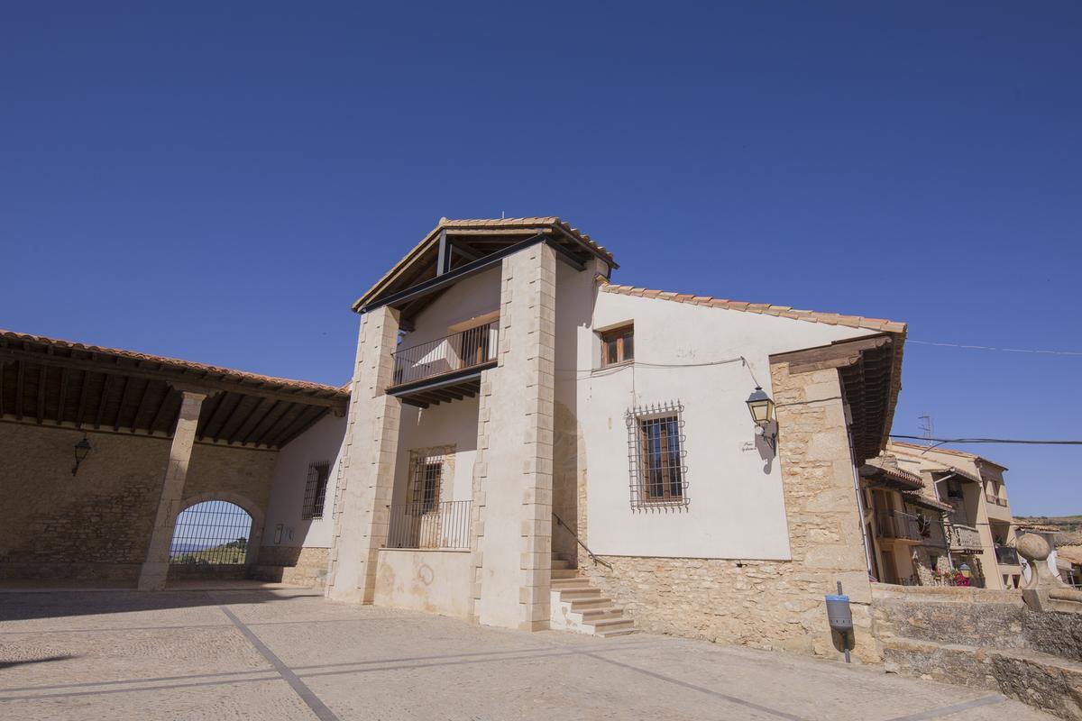Plaça de l'Ajuntament a Castellfort.