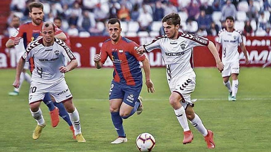 Aleix Febas conduce el balÃ³n en el partido de la pasada temporada ante el Extremadura.