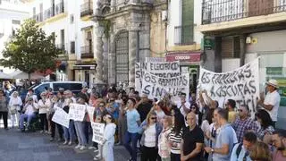 Los vecinos de Encinares de Alcolea se concentran en el Ayuntamiento para pedir soluciones