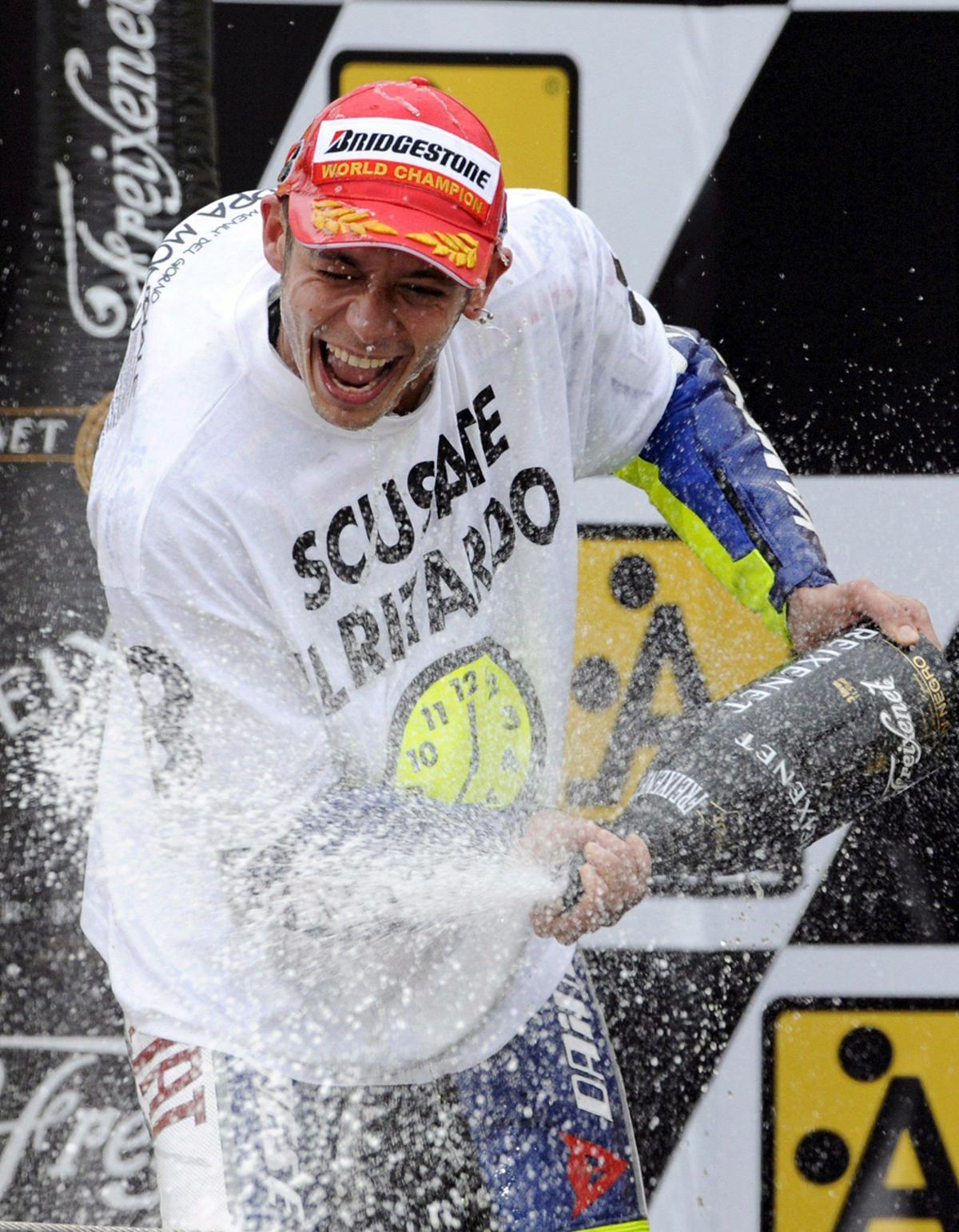 En 2008 con Yamaha Valentino Rossi volvió a ganar un título en la categoría reina tras dos años de "sequia" de títulos. Ya lo decía en su camiseta de celebracíón "Perdonad por el retraso".