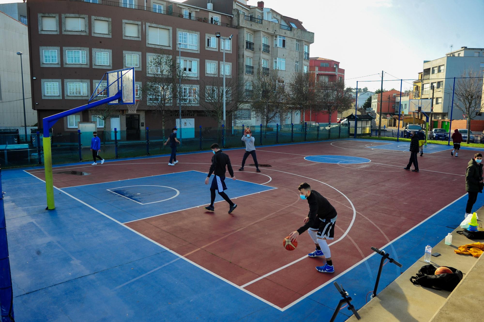 El Club Baloncesto O Meco entrena en la calle ante el cierre de las instalaciones deportivas municipales