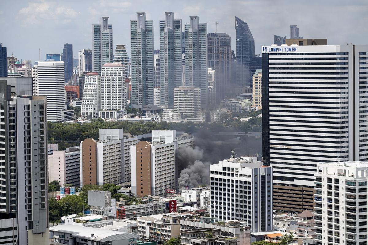 Un gran incendio destruye casas en una comunidad en el centro de Bangkok