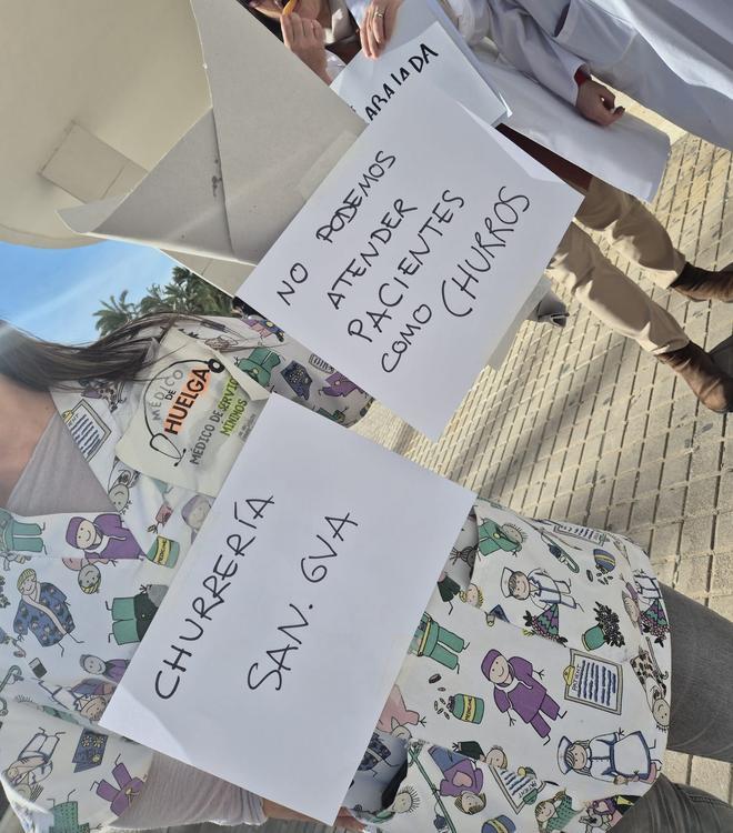 Concentració de facultatius davant de l’Hospital de Sant Joan d’Alacant