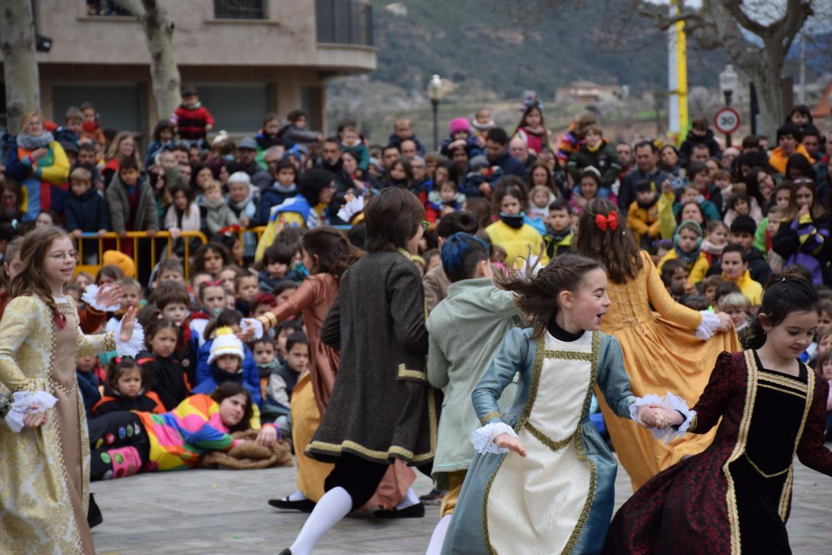 Els infants de Solsona fan ballar els gegantons del Carnaval Els infants de Solsona fan ballar els gegantons del Carnaval