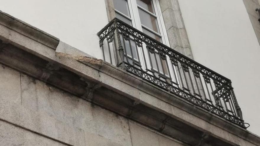 Cornisa dañada, en la fachada de la Biblioteca. | // CARLOS PARDELLAS