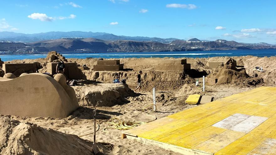 Vista del Belén de Arena que se construye en la playa de Las Canteras.