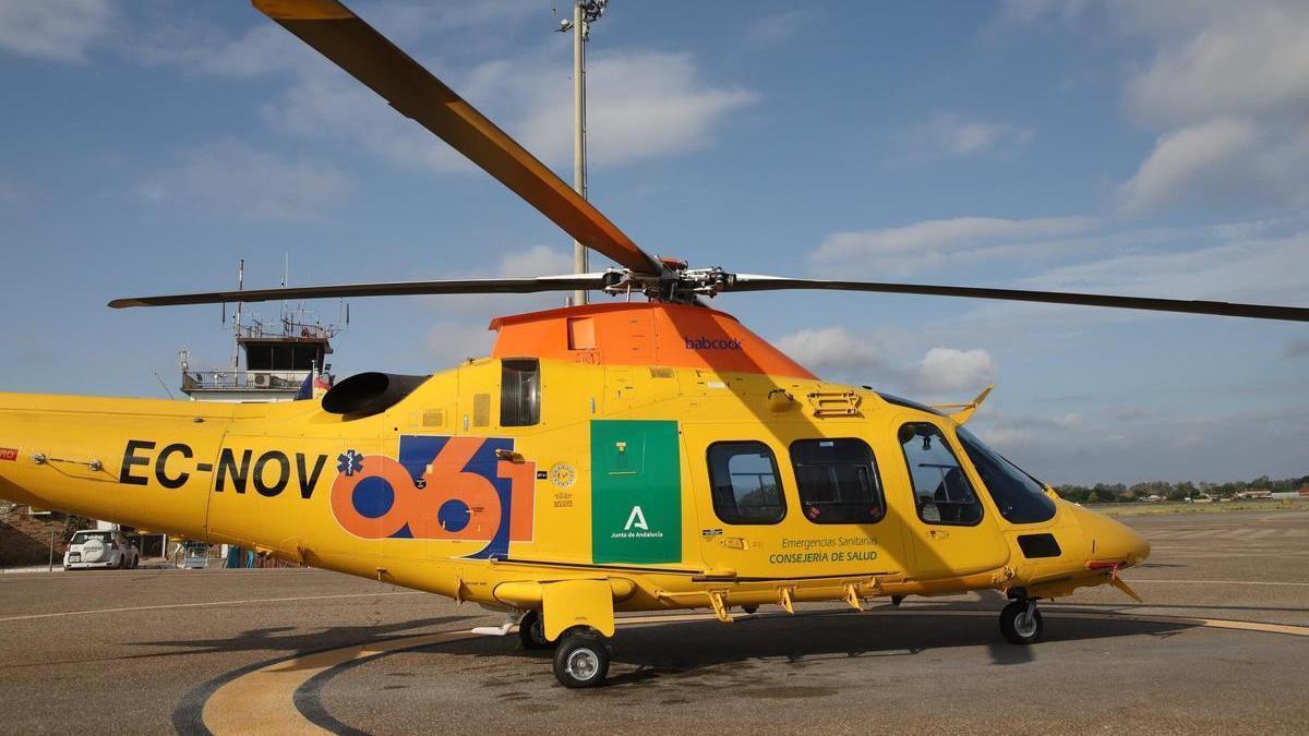 Un helicóptero del 061.