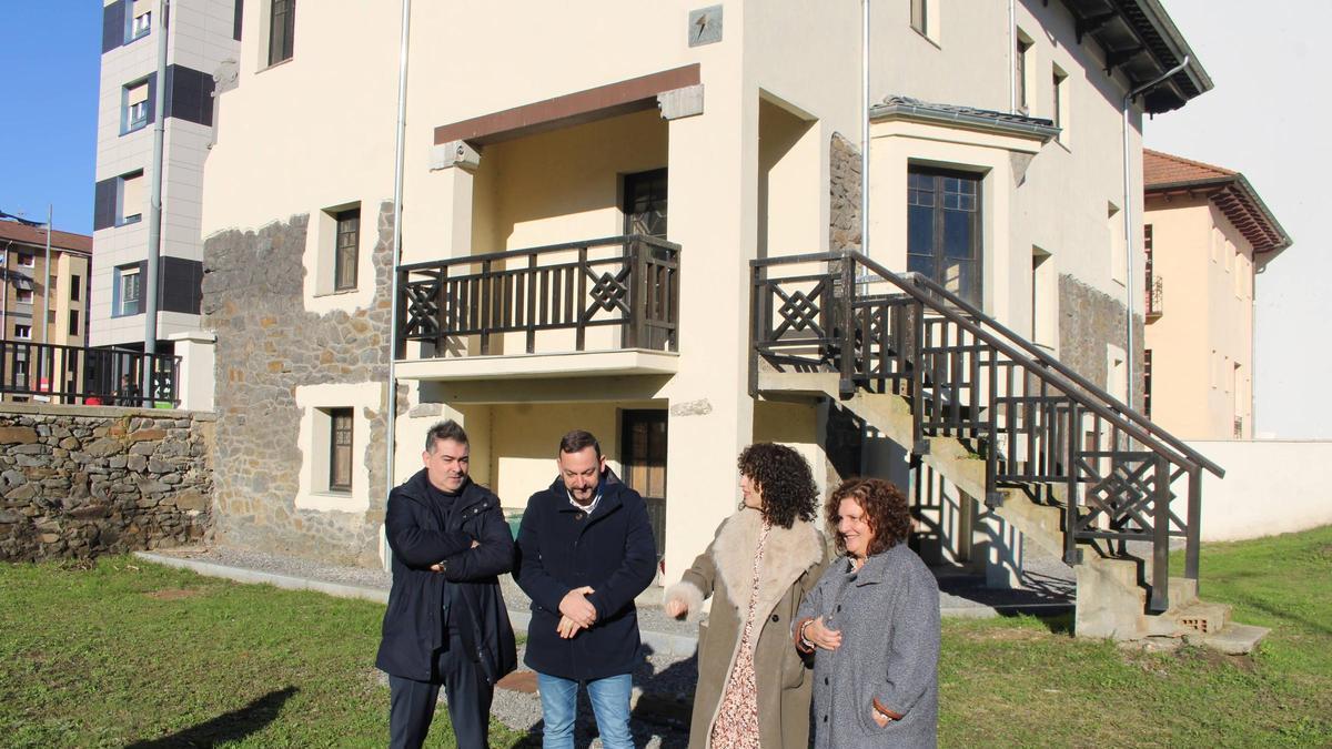 Manuel Ángel Álvarez, segundo por la izquierda,y  Beatriz González, primera por la derecha, visitando el pasado mes de diciembre la Casa del Notario Vigil.