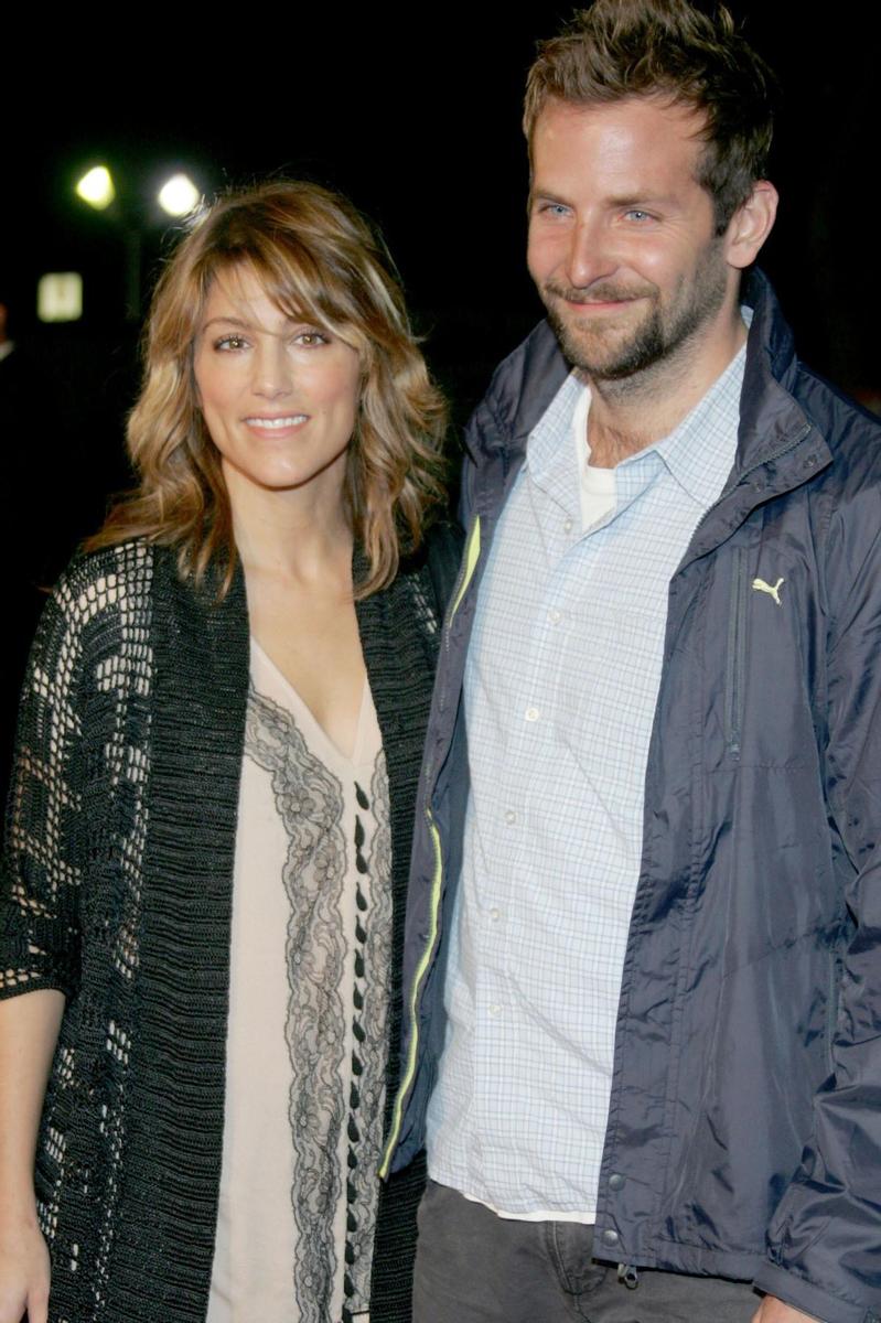 Ester Esposito y Bradley Cooper, durante un estreno cinematográfico en 2006