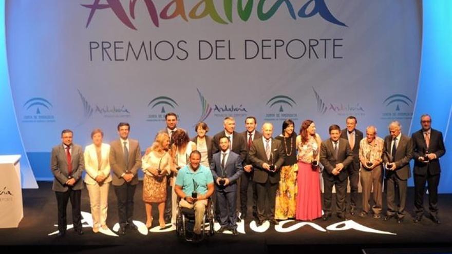 Foto de familia de los premiados