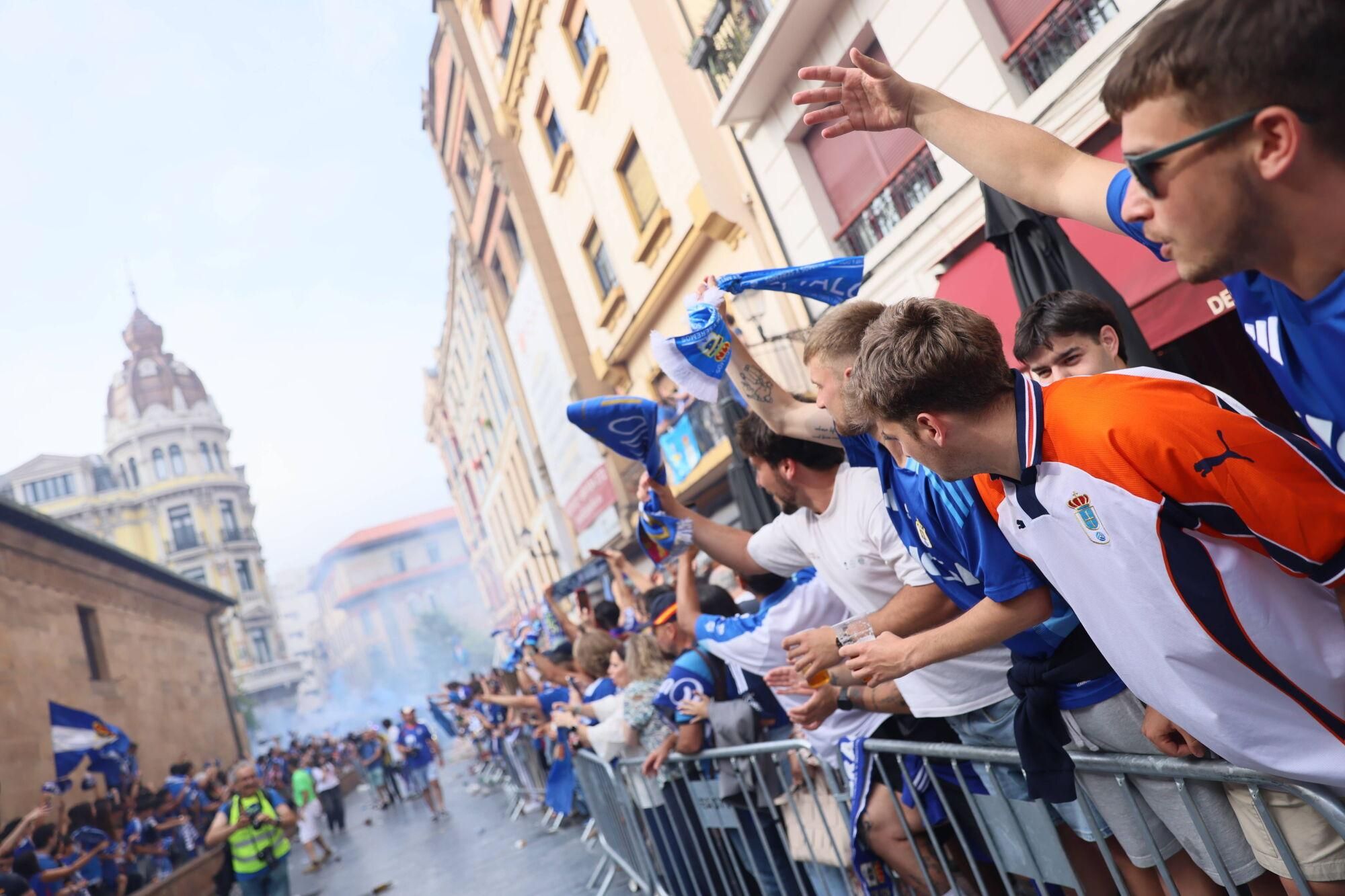 Locura azul en las calles de Oviedo para celebrar el ascenso del equipo a Primera División