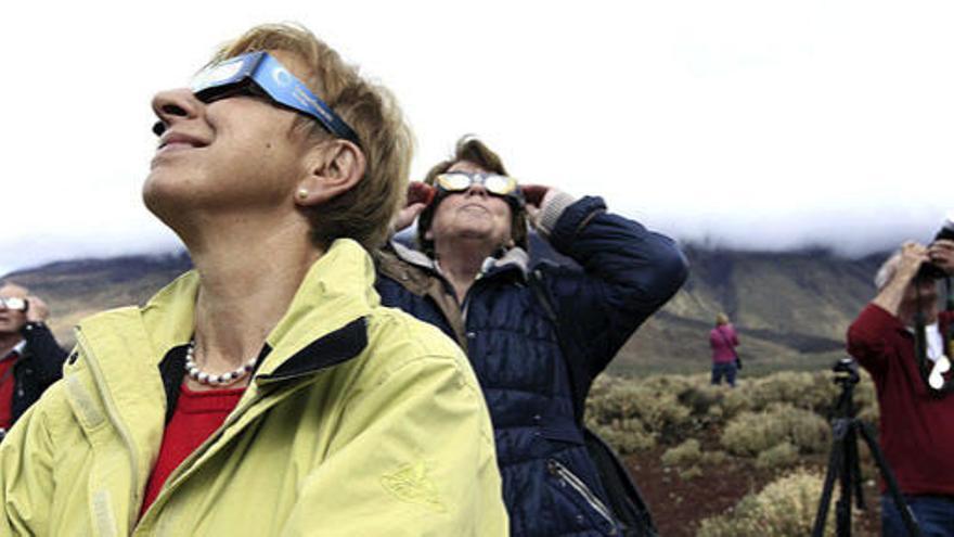 Personas observan el eclipse solar en Tenerife