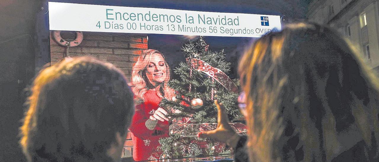 Una pantalla gigante marca la cuenta atrás para la inauguración de las luces navideñas de Oviedo